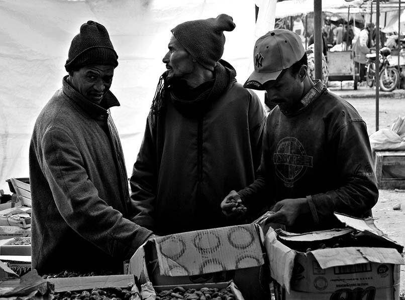 Kunden beim Dattelverkäufer, Souss, Marokko 2009.